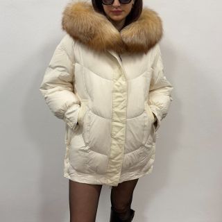 Posilám na dobírku nebo platba předem. Tato péřová bunda s pravou liščí kožešinou kolem kapuce a předních lemů je dostupná...
