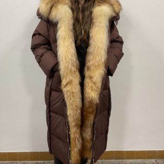 Dlouhý, zimní, péřový kabát v hnědé, zelené černé, fialové a bílé barvách, který je ideální pro chladné zimní počasí....