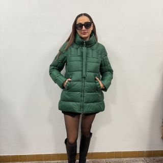 Zimní bunda v elegantním zeleném a krémovém odstínu. Bunda je z materiálu polyester, což ji činí lehkou, pohodlnou a...