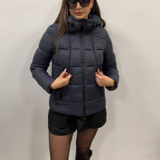 Cena: 1 500 Kč Tato bunda je elegantní a praktická tmavé modrá a červená zimní bunda s kapucí, která lze přeměnit na...